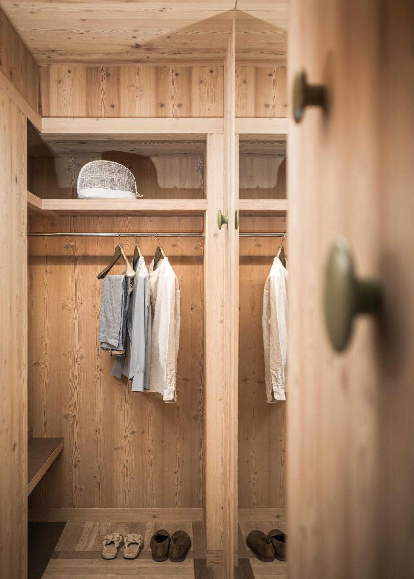 Falkensteiner Hotel Kronplatz - The Leading Hotels Of The World (Adults Only) Рисконе Номер фото A wardrobe