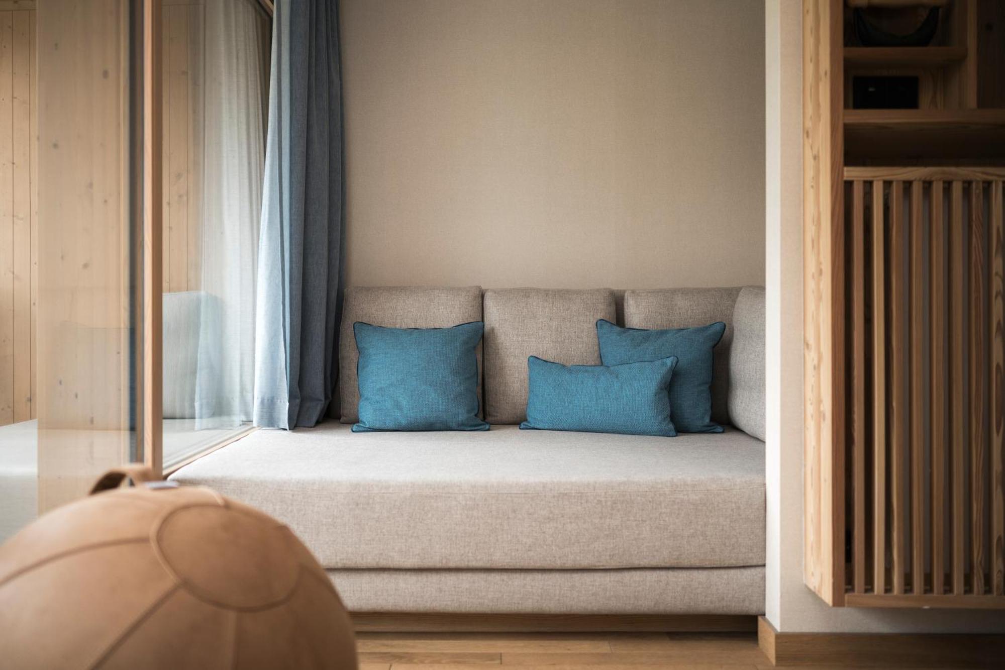 Falkensteiner Hotel Kronplatz - The Leading Hotels Of The World (Adults Only) Рисконе Номер фото A sofa bed